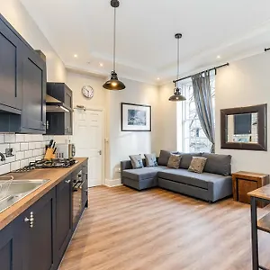 Traditional 3 Bedroom Quiet Duplex Flat By High St, Trams And Buses - Just 1-5 Miles To Centre Edinburgh